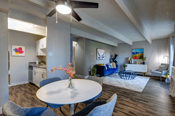 Spacious living room 