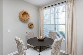 Davenport apartment for rent - A dining room with a round table and chairs.