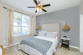 Davenport apartment for rent - A bedroom with a large bed and a ceiling fan.