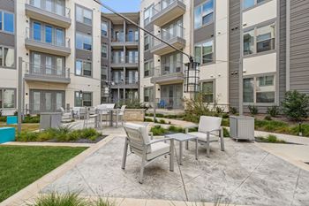 Lynncora courtyard patio with tables and chairs