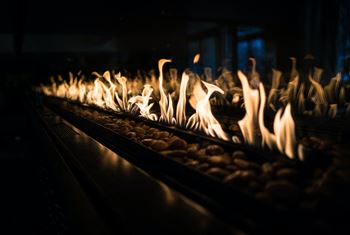 Outdoor gas fire pit