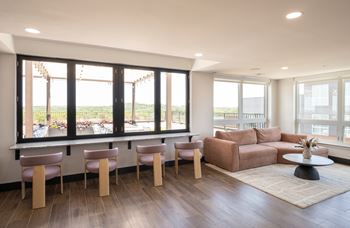 Rooftop clubhouse & resident lounge