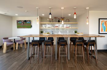 Rooftop clubhouse & resident lounge