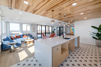 Rooftop clubhouse & resident lounge