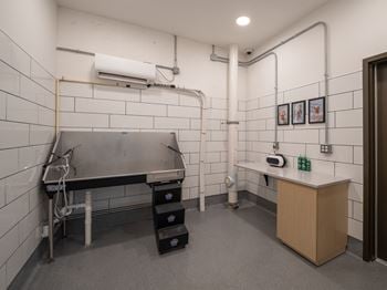 A room with a table, a sink and a bench