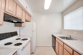 Alexandria apartment for rent - Electric Range In Kitchen at The Fields of Old Town, Alexandria, Virginia