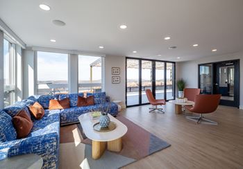 Rooftop clubhouse & resident lounge