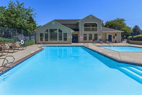 Richland multi-family for rent - A large swimming pool in front of a building.