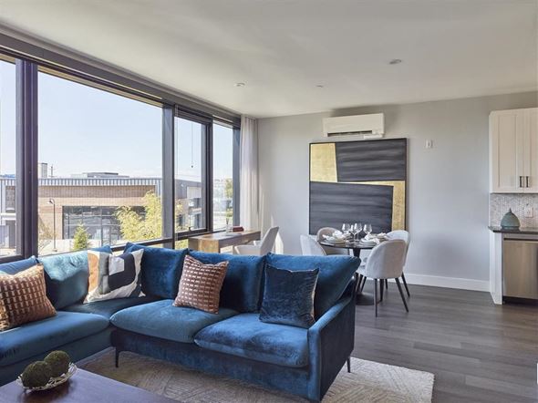 Hakensack apartment for rent - spacious living room with floor to ceiling windows in Hackensack NJ