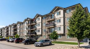 Selkirk apartment for rent - A large apartment building with parking in front