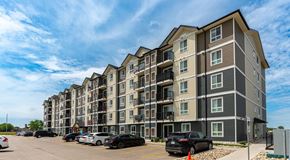 Winnipeg apartment for rent - A large apartment building with parking in front