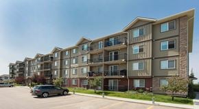 Edmonton apartment for rent - A large apartment building with parking in front