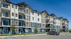 Sylvan Lake apartment for rent - A large apartment building with parking in front