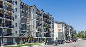 Penticton apartment for rent - A large six storey apartment building with parking in front
