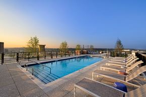 Washington apartment for rent - A pool with sun loungers and a view of the horizon.