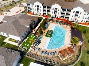 Katy apartment for rent - An aerial view of a resort with a swimming pool and loungers.