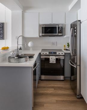 Alameda apartment for rent - kitchen with stainless steel appliances