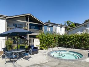 Ontario apartment for rent - A hot tub with a table and chairs and umbrella.