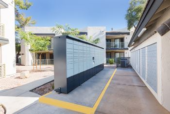 Parcel locker system allowing for 24/7 pickup