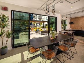 Orange apartment for rent - Conference room