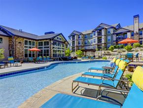 Aurora apartment for rent - pool area