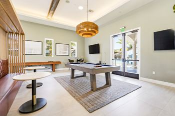 Game room w/ pool table
