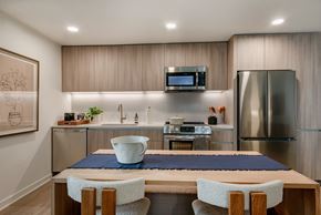 Washington apartment for rent - a kitchen and dining area in a 555 waverly unit
