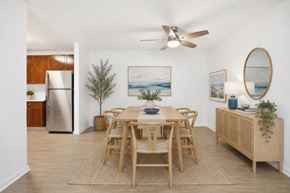 Vista apartment for rent - A dining room with a wooden table and chairs.