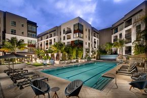 San Diego apartment for rent - a swimming pool in the middle of an apartment building