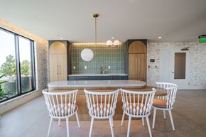 Brighton apartment for rent - A entertainment kitchen with a table and chairs.