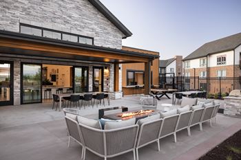 Indoor i outdoor entertainment kitchen with covered dining area