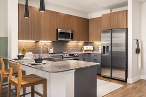Aurora apartment for rent - Two toned cabinetry color scheme