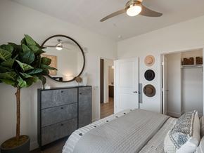 Superior apartment for rent - Bedroom with a ceiling fan and closet