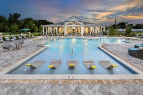 Madison apartment for rent - Pool with lounge chairs