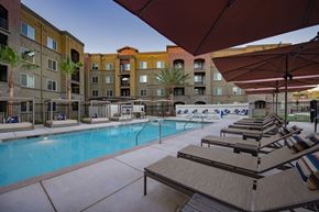 Folsom apartment for rent - Pool with chairs