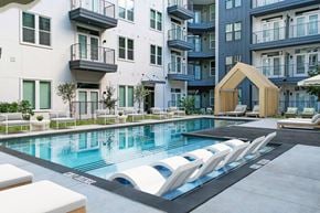 Austin apartment for rent - a swimming pool in the middle of an apartment building