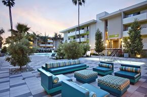 Los Angeles apartment for rent - Outdoor courtyard with fire pit at The Chadwick, California