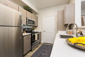 Peoria apartment for rent - kitchen with stainless steel appliances at the district flats apartments in lenexa