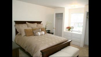 Window seat with drawers in bedroom