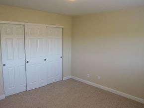 Marina apartment for rent - Bedroom show with closet
