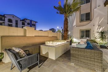 Outdoor lounge with fire pit