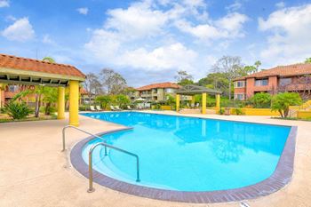 Poolside easy dinning