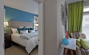 Largo apartment for rent - a bedroom with a bed and green curtains