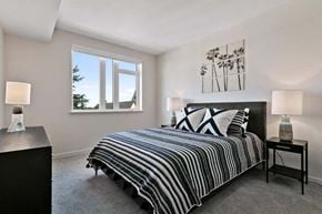 Oakland apartment for rent - a bedroom with a bed and a window