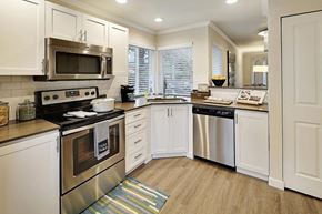 Kirkland apartment for rent - Kitchen with corner sink and subway tile backsplash at Hidden River Townhomes Apartments, Kirkland, 98034