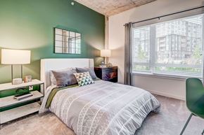 Redmond apartment for rent - a bedroom with a bed and two windows
