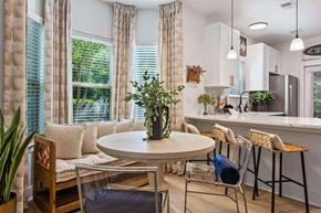 Savannah apartment for rent - A dining area with a round table and chairs.
