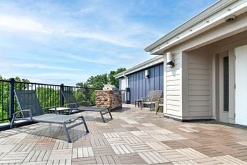 Open roof-top sundeck
