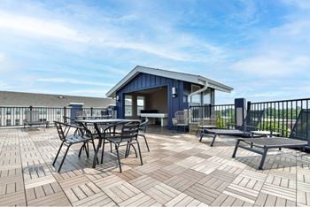Open roof-top sundeck