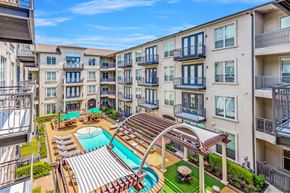 Houston apartment for rent - A large apartment complex with a pool and a hot tub.